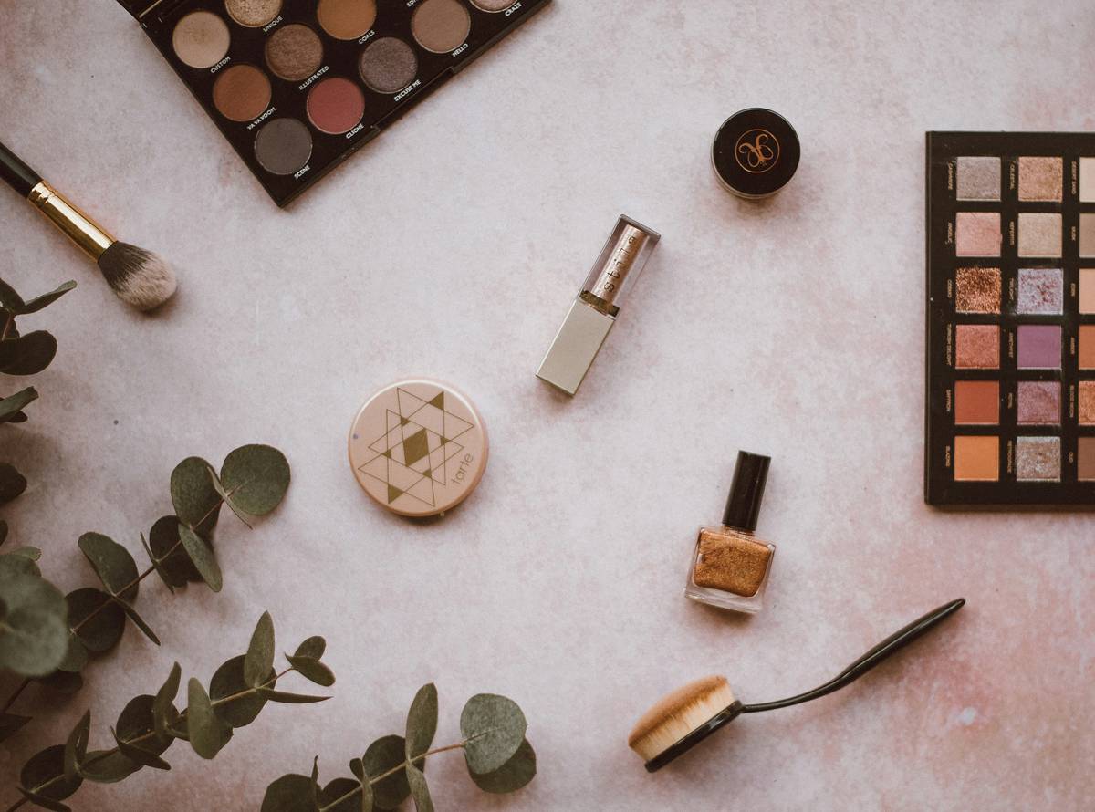 Infographic showing evolution of makeup from ancient Egypt to 2024: from kohl eyeliner to collagen supplements and skin tints