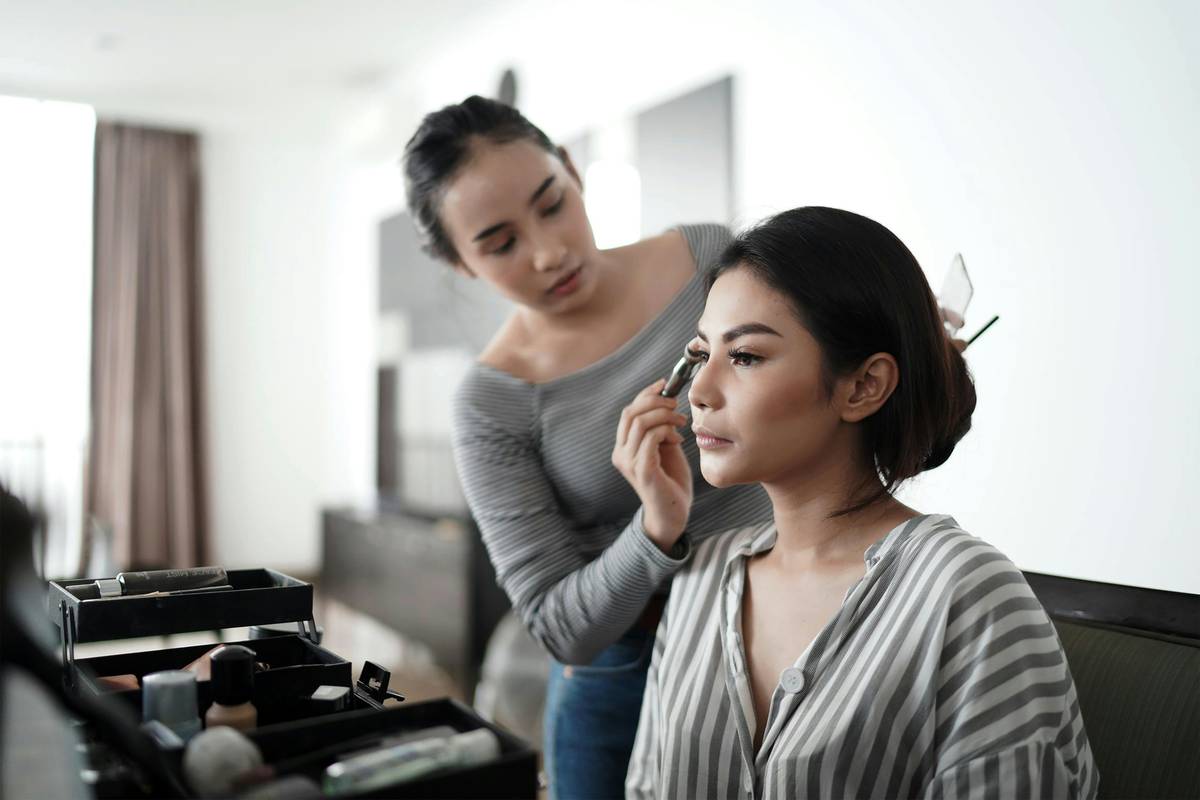 Infographic showing how dermatologist-recommended skincare supports makeup longevity by strengthening skin barrier, reducing inflammation, and preventing clogged pores